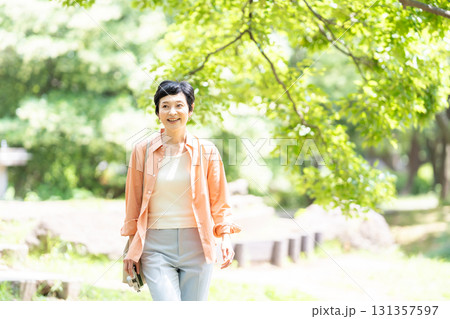 シニア女性　旅行　カメラ 131357597