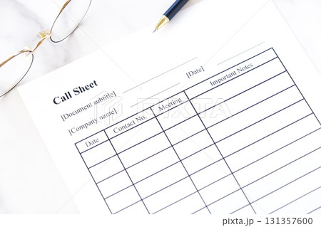 予約受付管理表（Call-Sheet）を記入して予約管理業務を行う 131357600