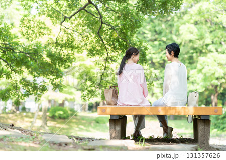 公園のベンチに座るシニア女性の後ろ姿 公園のベンチに座るシニア女性の後ろ姿 131357626