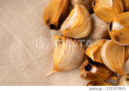 ばらした黒にんにく(皮付き)のクローズアップ ばらした黒にんにく(皮付き)のクローズアップ 131357641