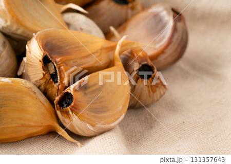 ばらした黒にんにく（皮付き）のクローズアップ 131357643