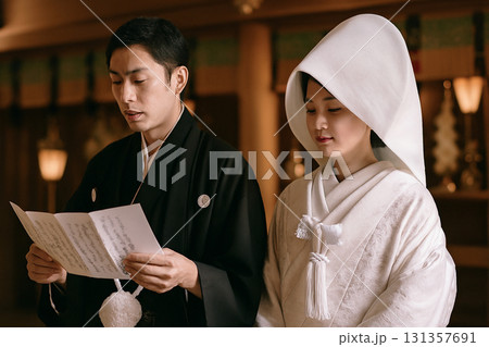 神前挙式　誓いの詞を読み上げる新郎 131357691