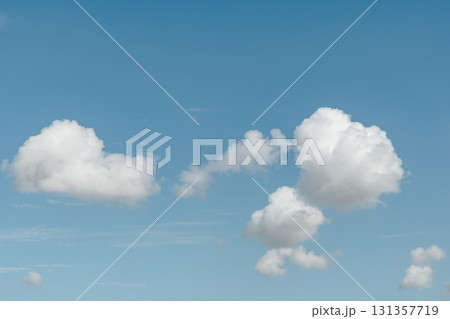 青空に浮かぶ白い雲 積雲　a-4 淡色 131357719