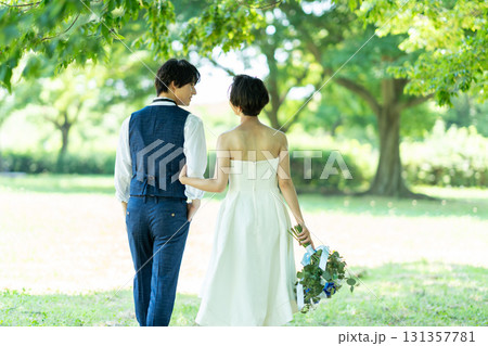 腕を組んで歩く新郎新婦の後ろ姿 131357781