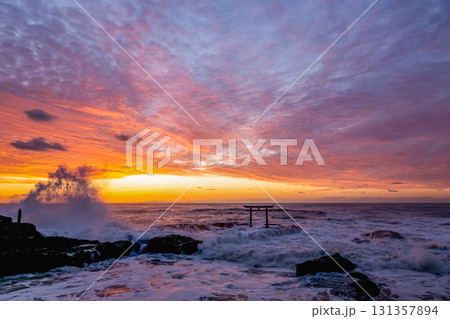 朝焼けに染まる神磯の鳥居における夜明け【茨城県大洗海岸】 131357894