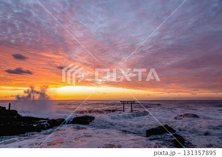 朝焼けに染まる神磯の鳥居における夜明け【茨城県大洗海岸】 朝焼けに染まる神磯の鳥居における夜明け【茨城県大洗海岸】 131357895