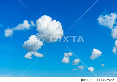青空に浮かぶ白い雲 積雲　c-2 高彩度コントラスト 131357922
