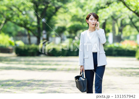 スマホで話すビジネスウーマン 131357942