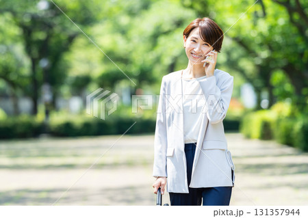 スマホで話すビジネスウーマン 131357944