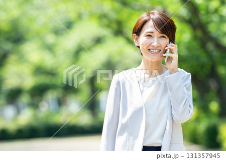 スマホで話すビジネスウーマン 131357945