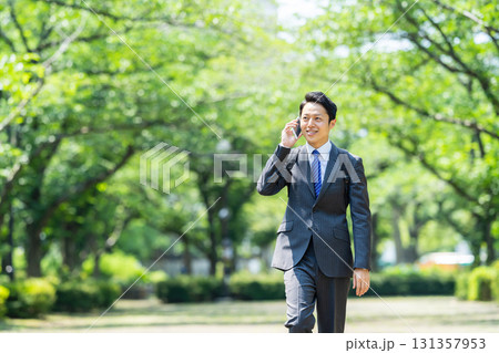 公園で電話をするビジネスマン 公園で電話をするビジネスマン 131357953