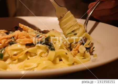 フェットチーネを食べる 131358151