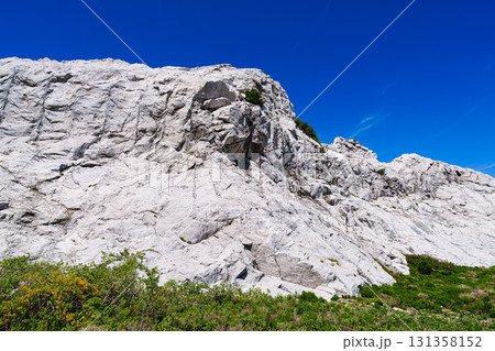 石灰岩の巨石の海岸　和歌山白崎海岸　青空に向かって突き出す白い大きな壁② 131358152