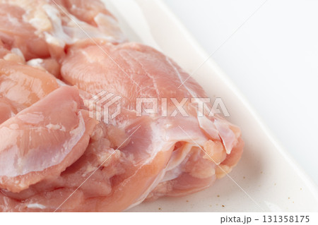お皿に載せた生の鶏もも肉のクローズアップ 131358175