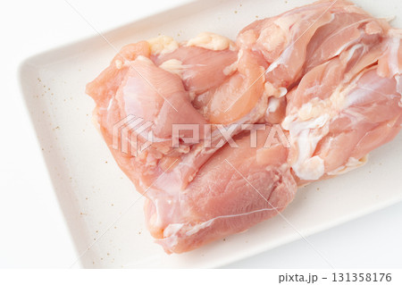 お皿に載せた生の鶏もも肉のクローズアップ 131358176