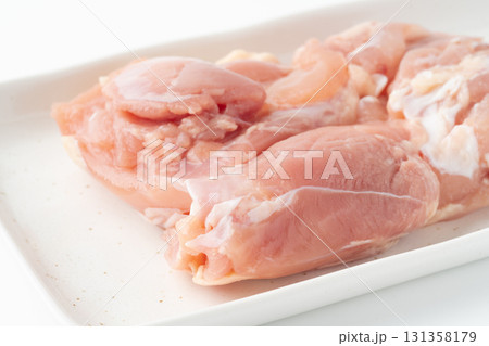 お皿に載せた生の鶏もも肉のクローズアップ 131358179