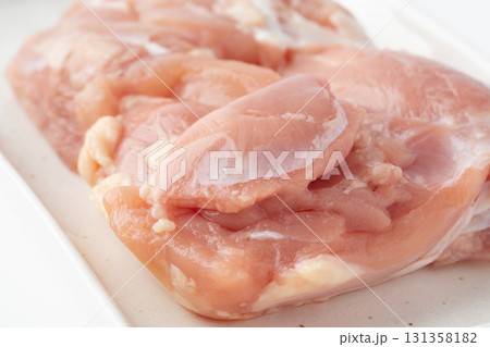 お皿に載せた生の鶏もも肉のクローズアップ 131358182