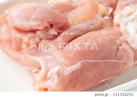 生の鶏もも肉のクローズアップ 131358255