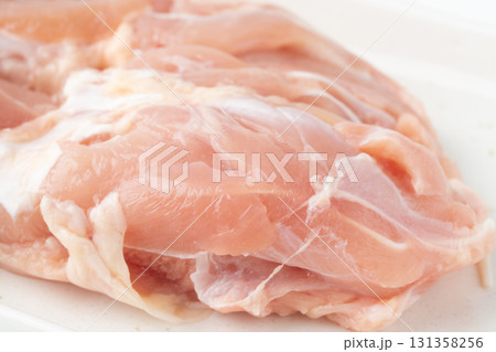 生の鶏もも肉のクローズアップ 生の鶏もも肉のクローズアップ 131358256