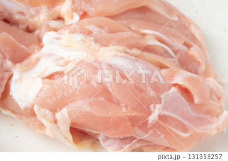 生の鶏もも肉のクローズアップ 131358257