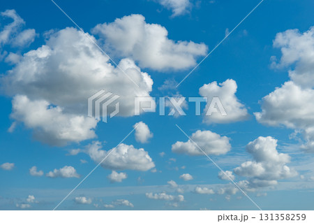 青空に散らばる白い雲 積雲 a-1 青空に散らばる白い雲 積雲 a-1 131358259