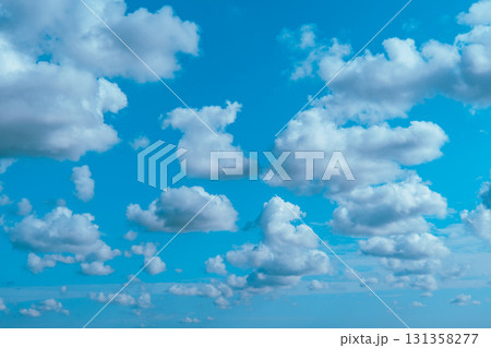 青空に散らばる白い雲 積雲　c-5 ライトトーン 131358277
