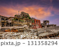 夕陽に染まる軍艦島 131358294