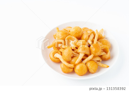 白背景にお皿に載せた大粒のなめこ 131358392