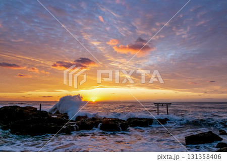 朝焼けに染まる神磯の鳥居における夜明け【茨城県大洗海岸】 131358406