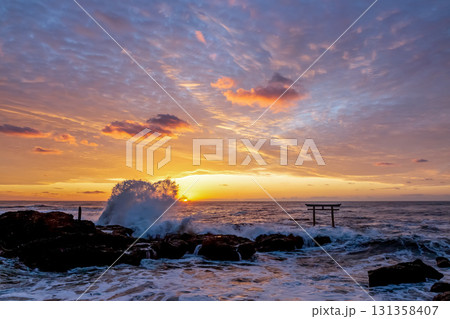 朝焼けに染まる神磯の鳥居における夜明け【茨城県大洗海岸】 朝焼けに染まる神磯の鳥居における夜明け【茨城県大洗海岸】 131358407