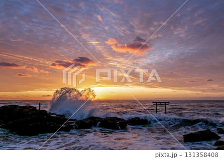 朝焼けに染まる神磯の鳥居における夜明け【茨城県大洗海岸】 朝焼けに染まる神磯の鳥居における夜明け【茨城県大洗海岸】 131358408