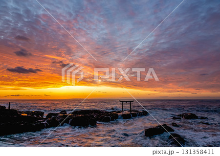朝焼けに染まる神磯の鳥居における夜明け【茨城県大洗海岸】 131358411