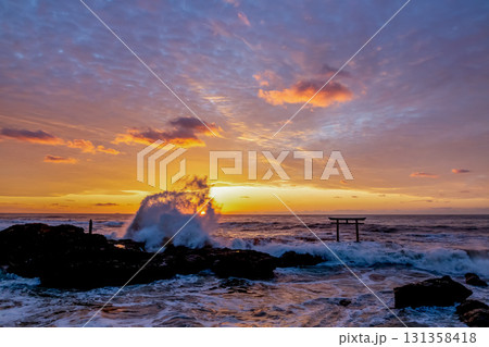 朝焼けに染まる神磯の鳥居における夜明け【茨城県大洗海岸】 131358418