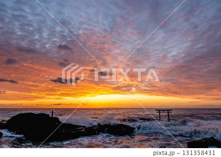 朝焼けに染まる神磯の鳥居における夜明け【茨城県大洗海岸】 131358431