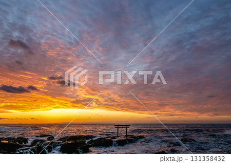 朝焼けに染まる神磯の鳥居における夜明け【茨城県大洗海岸】 131358432