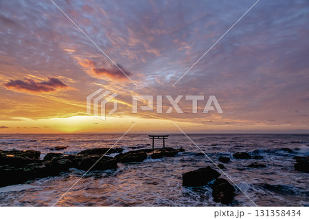 朝焼けに染まる神磯の鳥居における夜明け【茨城県大洗海岸】 朝焼けに染まる神磯の鳥居における夜明け【茨城県大洗海岸】 131358434