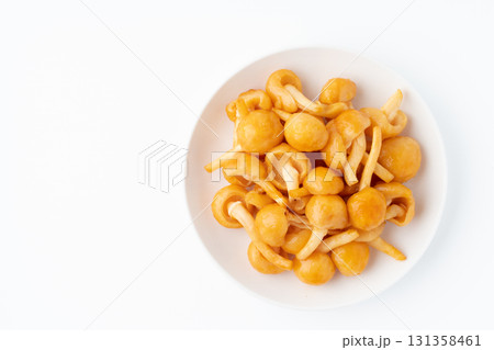 白背景にお皿に載せた大粒のなめこ 白背景にお皿に載せた大粒のなめこ 131358461