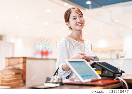 キャッシュレス　スマホ決済　若い女性 131358477