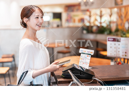 キャッシュレス スマホ決済 若い女性 キャッシュレス スマホ決済 若い女性 131358481