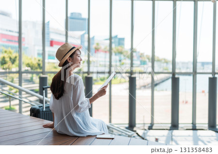 旅行をする若い女性 131358483