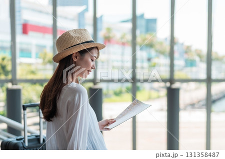 旅行をする若い女性 131358487