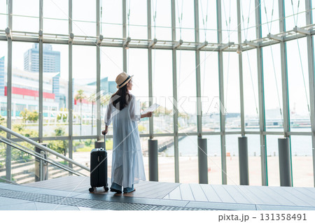 旅行を楽しむ若い女性 131358491