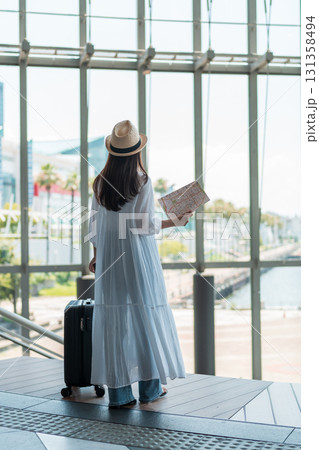 旅行を楽しむ若い女性 131358494