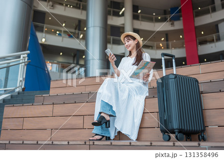 旅行の計画をする女性 旅行の計画をする女性 131358496