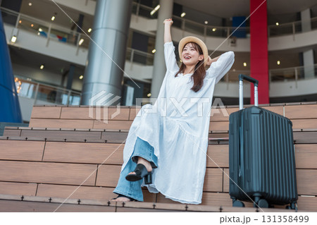 旅行に出かける女性 131358499