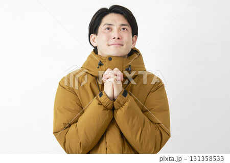 ダウンジャケットを着た男性　祈る　白背景 131358533