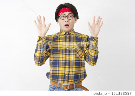 アキバ系の男性　驚く　白背景　カメラ目線 131358557