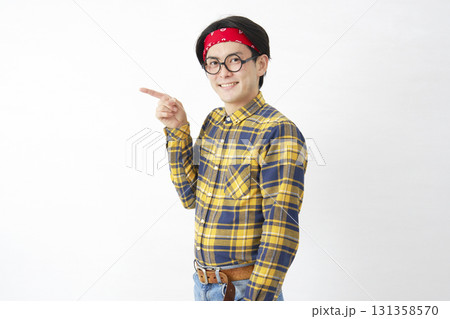 アキバ系の男性　左側を指差す　白背景 131358570