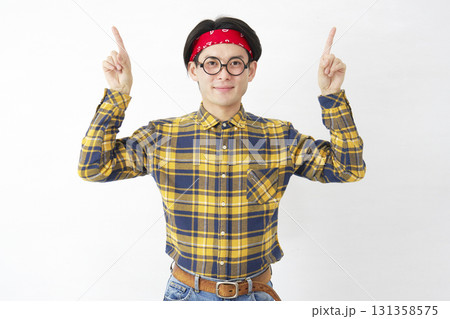 アキバ系の男性 上を指差す 白背景 アキバ系の男性 上を指差す 白背景 131358575