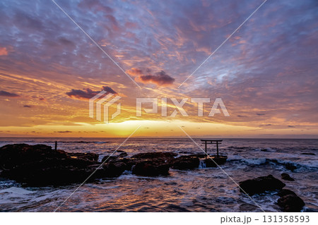 朝焼けに染まる神磯の鳥居における夜明け【茨城県大洗海岸】 131358593
